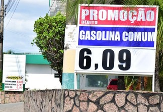 Alguns postos de combustíveis do estado, ainda vendem a gasolina no valor de fevereiro, à R$ 6,09, diferente da primeira quinzena de março, que está com R$ 6,63. (Foto: Nilzete Franco/FolhaBV)