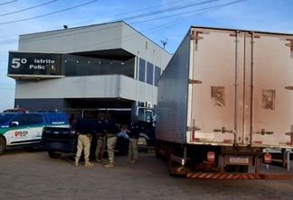 O caminhão e os envolvidos foram apresentados na Central de Flagrantes (Foto: Nilzete Franco/Folha BV)