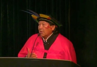 O xamã indígena yanomami Davi Kopenawa em discurso na Unifesp (Foto: Reprodução)
