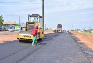 Além da pavimentação, o trecho asfaltado receberá serviços para implantação de ciclovia e calçada. (Foto: divulgação/Secom)