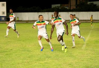Jogadores do Real festejam com Blaise o gol da vitória marcado pelo camaronês (Foto: Reynesson Damasceno/Agência Real)
