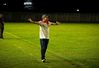 O técnico Antônio Carlos, do Real, em atuação na partida (Foto: Reynesson Damasceno/Agência Real)