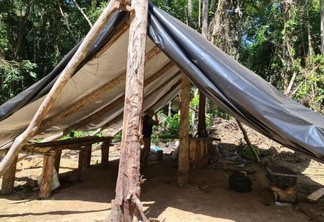 Alojamento onde trabalhadores dormiam ficava no meio da floresta em Caracaraí (Foto: MTE)