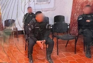 Em uma das fotos, os quatro policiais do Giro aparecem sentados em uma sala (Foto: Divulgação)