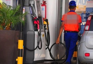 Esta é a segunda semana de queda leve no preço médio da gasolina após o pico recente ligado ao retorno dos impostos federais. (Foto: Arquivo/FolhaBV)