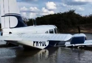 Aeronave sobre o rio Cauamé, em Boa Vista (Foto: Reprodução)