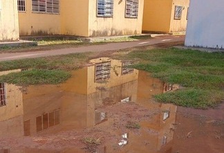 Moradora conta que problema é recorrente, e em épocas de chuvas a água contaminada é ainda pior (Foto: Arquivo Pessoal)