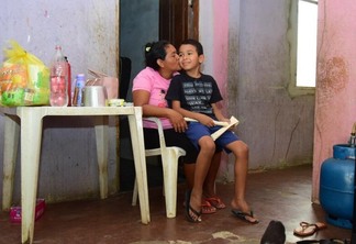 Os cuidados especiais com o menino de 8 anos tem sido sua prioridade, mas com o corte de energia ela se vê em uma situação cada vez mais complicada. (Foto: Nilzete Franco)