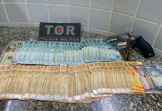 Dinheiro e arma de fogo apreendidos com o suspeito (Foto: Divulgação)