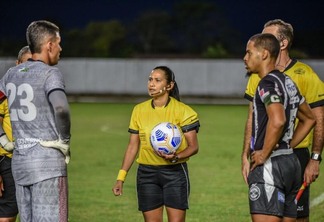 A árbitra Eliane Nogueira com os capitães de Rio Negro e Baré, pelo Campeonato Roraimense (Foto: Hélio Garcias/BV Esportes)
