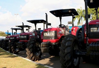 Cada associação recebeu uma máquina de cada tipo, além de um caminhão de carroceria. (Foto: Wederson Cabral/FolhaBV)