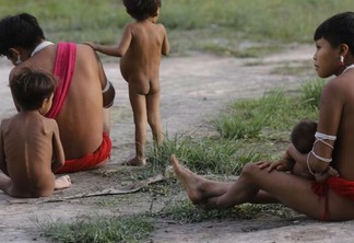 Mulheres e crianças yanomami em Surucucu, na Terra Indígena Yanomami - Foto: Fernando Frazão/Agência Brasil