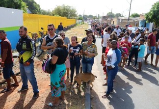 Fila formada na manhã desta quinta-feira ocupou o entorno da Escola Estadual Voltaire Pinto (Foto: Wenderson Cabral/FolhaBV)