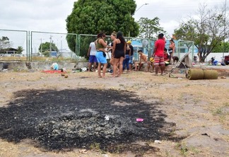 Roupas e documentos foram queimados na manhã desta quinta-feira (6)- Foto: Nilzete Franco/FolhaBV