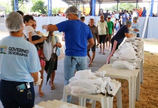 Distribuição de peixes na manhã desta quinta-feira, na Escola Estadual Voltaire Pinto Ribeiro (Foto: Wenderson Cabral/FolhaBV)