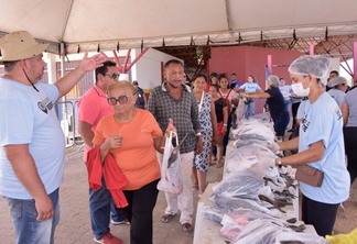 Pessoas beneficiárias receberam pulseiras para receberem os peixes - Foto: Divulgação