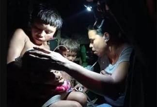 Mãe e bebê yanomami foram resgatados do polo base de Surucucu até a Base Aérea de Boa Vista - Foto: FAB