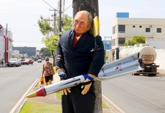 O boneco representa o presidente da Rússia, Vladimir Putin segurando um míssil e está pendurando na Avenida Santos, bairro Aparecida (Foto: Wenderson Cabral/Folha BV)
