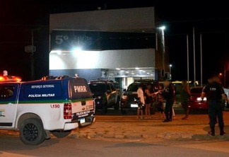 Suspeito e material apreendido foram levados ao 5º Distrito Policial - Foto: Nilzete Franco/FolhaBV