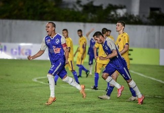 Juninho festeja gol de pênalti marcado contra o Sampaio (Foto: Hélio Garcias/São Raimundo-RR)