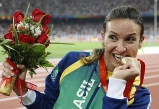 A ex-atleta Maurren Maggi ao conquistar a medalha de ouro nas Olimpíadas de 2008 (Foto: Caio Guatelli/Folhapress)