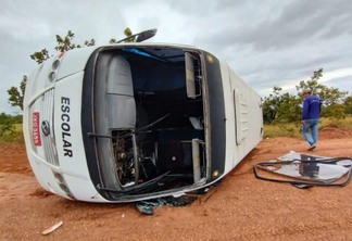 Micro-ônibus escolar tombou na manhã desta terça-feira, em Pacaraima (Foto: Divulgação)