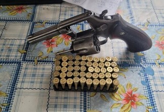 Revólver e munição apreendidos (Foto: Divulgação)