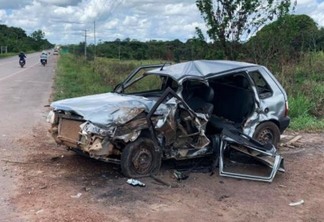 Fiat Uno ficou boa parte destruído pelo acidente (Foto: Divulgação)
