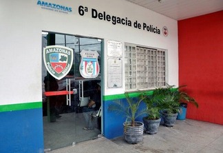 Homem foi detido e levado até a unidade policial, na capital amazonense, onde foi indiciado por uso de documento falso - Foto: SSP/AM