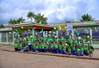 Ato simbólico com alunos da escola municipal Maria Teresa Maciel (Foto: Giovani Oliveira/Semuc)