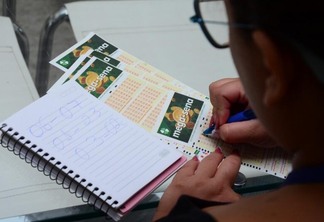 O jogo simples, com seis dezenas marcadas, custa R$ 4,50 (Foto: Nilzete Franco/Folha BV)