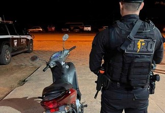 Motocicleta recuperada foi apresentada na Central de Flagrantes - Foto: Divulgação/PMRR