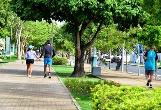 As praças arborizadas da cidade contribuem para que a prática se torne ainda mais atrativa. (Foto: Nilzete Franco/FolhaBV)