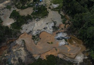 Área desmatada na Terra Yanomami para exploração de minérios (Foto: PF/Divulgação)