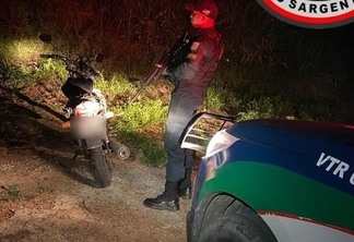 A moto foi recuperada na Avenida Pérola, em uma área de matagal (Foto: Divulgação)