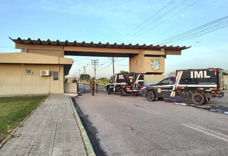 Dois veículos do IML foram até a Base Aérea para encaminhar os corpos para exames médico-legais - Foto: Marília Mesquita/FolhaBV