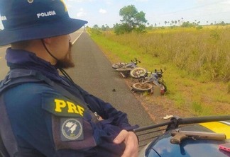 Arma e motocicletas foram apreendidas pela Polícia Rodoviária Federal (PRF)  - Foto: Divulgação/PRF