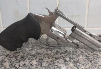 Revólver cromado, com a numeração raspada e sem munições apreendido (Foto: Divulgação)