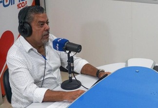 O senador Dr. Hiran durante entrevista ao programa Agenda da Semana, da Folha FM (Foto: Guilherme Rafael/Ascom Parlamentar)