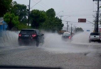Chuva forte na avenida Mário Homem de Melo - Foto: Nilzete Franco/FolhaBV