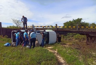 A equipe estava realizando a ação de entrega do Programa Cesta da Família, no município (Foto: Divulgação)