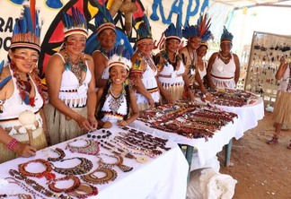 Feirinha aos domingos onde são vendidos os artesanatos produzidos pelos indígenas (Foto: Nilzete Franco/FolhaBV)
