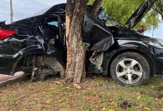 Carro ficou com a lateral direita destruída após o acidente (Foto: Lucas Luckezie/FolhaBV)