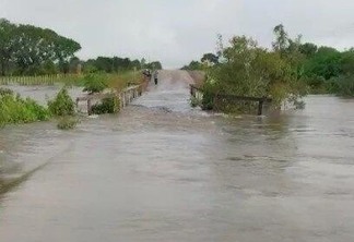 A ponte sobre o rio Baraúna, no km 78, alagou após as fortes chuvas em Caracaraí - Foto: Divulgação
