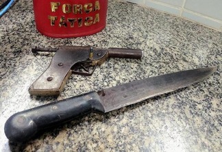 Arma caseira e facão apreendidos com os adolescentes (Foto: Divulgação)