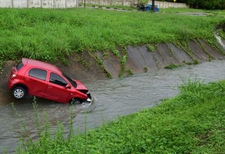Toyota Etios vermelho dentro do igarapé Mecejana (Foto: Nilzete Franco/FolhaBV)