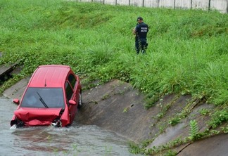 Veículo Toyota Etios vermelho no igarapé Mecejana após colisão (Foto: Nilzete Franco/FolhaBV)