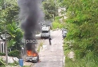 Carro foi incendiado em Pacaraima, mas situação foi controlada pelos Bombeiros - Foto: Reprodução/Pacaraima_Noticias