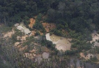 Áreas de garimpo ilegal na Terra Indígena Yanomami vistas em sobrevoo ao longo do rio Mucajaí. Foto: Fernando Frazão/Agência Brasil