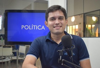 O jornalista Lucas Luckezie apresenta o podcast Papo de Redação, da Folha (Foto: Isabella Cades/FolhaBV)
